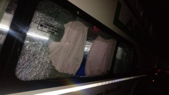 Una de las ventanillas del micro de la&nbsp; empresa Laguna Paiva terminó destrozada por el estallido.