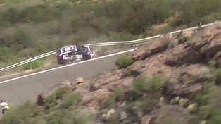 Pudo ser tragedia: un auto casi cae al precipicio en el Rally de Islas Canarias