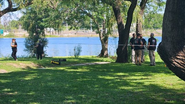 Buzos Tácticos y Policía Científica buscaron elementos probatorios del crimen de Jeremías Monzón descartados en el Parque del Sur