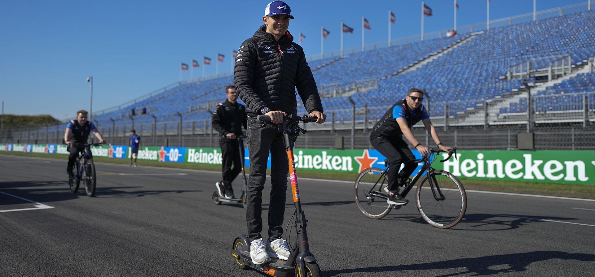 El piloto francés Esteban Ocon realiza un reconocimiento en el hipódromo de Zandvoort, Países Bajos, el jueves 1 de septiembre de 2022, antes de la carrera automovilística de Fórmula Uno de Holanda del domingo.