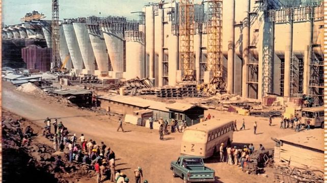 La represa de Salto Grande en plena construcción. Por el puente pasaron al Uruguay a algunas de las víctimas.
