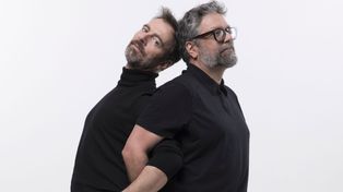 “En general es algo muy tranqui, con picos y valles, y al final explota todo”, bromeó Johansen sobre el show. En la foto, con Liniers.