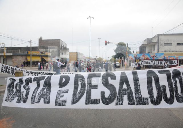 El grupo de vecinos durante la manifestación en Avenida Facundo Zuviría y Llerena. / José Busiemi.