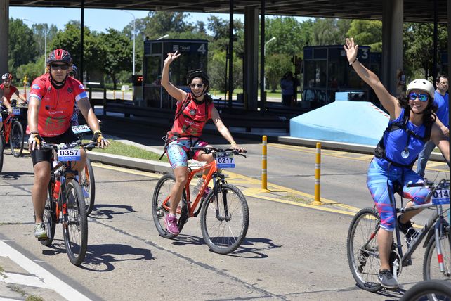 Fotos y videos del multitudinario Cruce del Túnel en bicicleta