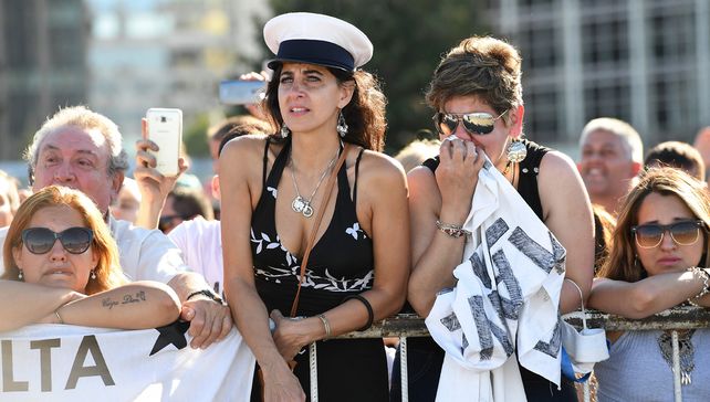 Familiares despidieron a tripulantes de la fragata Libertad, que partió en un viaje de instrucción de seis meses