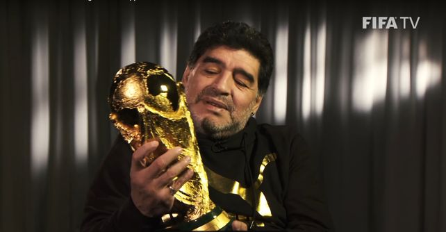 Maradona se reencontró con la Copa del Mundo y no aguantó la emoción
