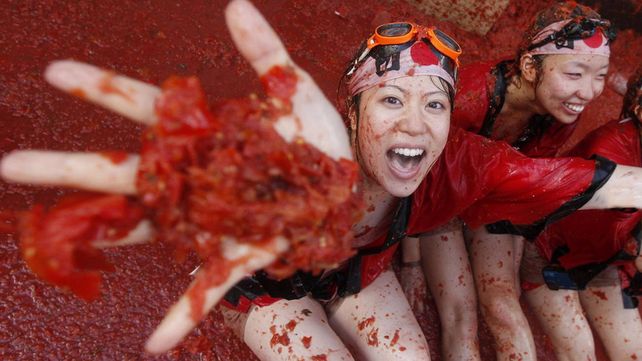 Tomatina, la batalla roja celebra su fiesta anual con un mensaje contra la homofobia