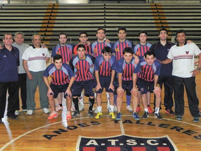 Los Matadores. El plantel de Talleres –junto a todo su cuerpo técnico– que saldrán hoy a la cancha a defender los colores azulgranas. Es el único representante mendocino en el torneo.