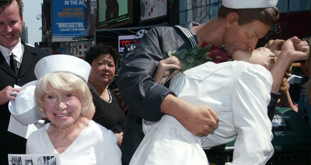 Muri&oacute; protagonista de c&eacute;lebre foto en Times Square