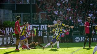 Gol de Campaz de cabeza, el segundo de Central en el clásico.