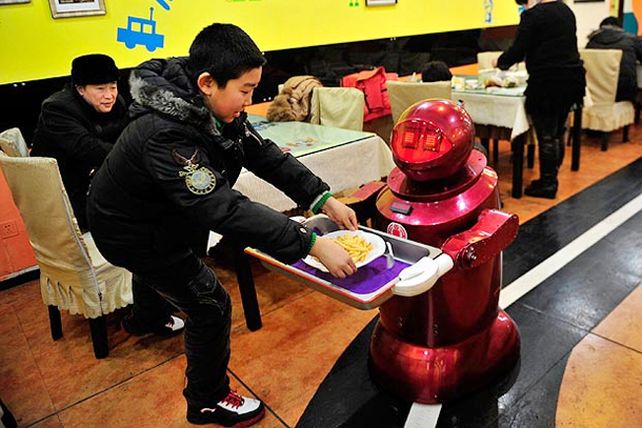 Inauguran un restaurante chino con 20 robots como mozos y cocineros
