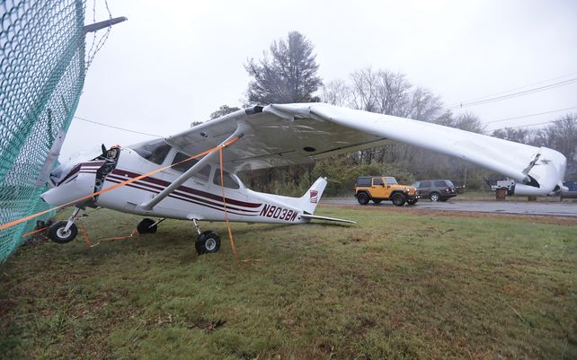 Un pequeño avión fue arrastrado hacia una valla