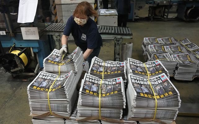 Un trabajador empaca copias del periódico Apple Daily. El periódico a favor de la democracia de Hong Kong