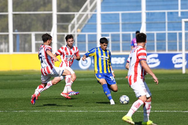 Santiago Segovia impacta con zurda buscando a un compañero. El volante ofensivo participó en el segundo gol de Central.