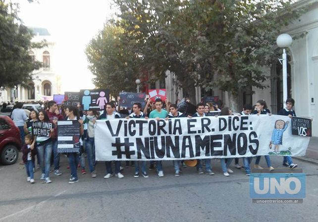 Multitudinaria. Victoria se movilizó hacia plaza San Martín.  Foto: LT39 Radio Victoria