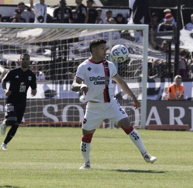 Rodrigo Fernández jugó solo el primer tiempo ante Deportivo Riestra.