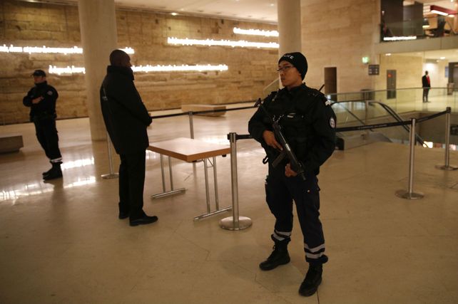 En estado de alerta. Así se veía el Louvre ayer