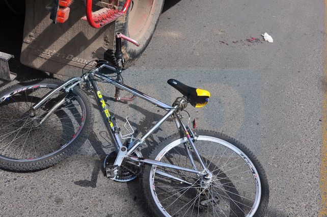 Un ciclista quedó aprisionado entre un camión en doble fila y una camioneta policial