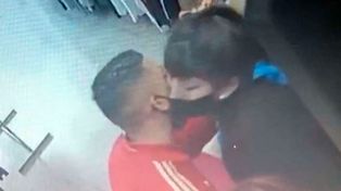 Entró a robar, besó a una de las vendedoras para pasar inadvertido y fue detenido