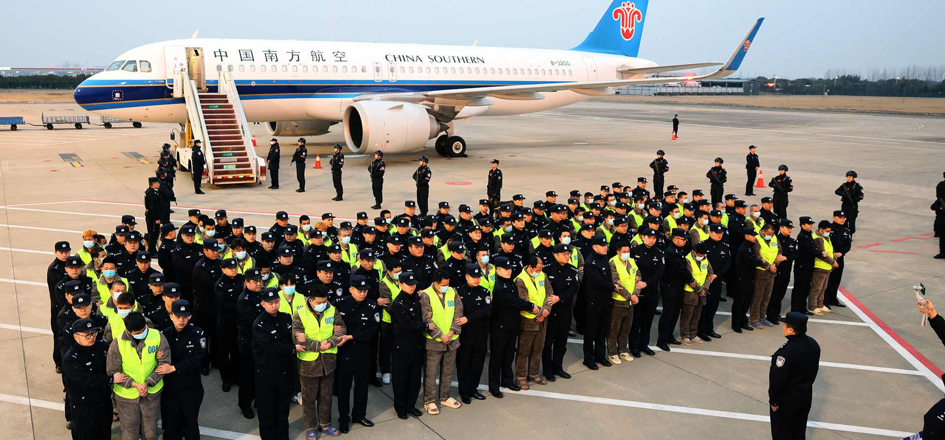 Un grupo de 200 ciudadanos chinos sospechosos de estar involucrados en un fraude son escoltados por la policía china después de ser repatriados desde Myawaddy, en Myanmar, vía Tailandia, a su llegada al aeropuerto de Nanjing, en la provincia oriental china de Jiangsu, el jueves 20 de febrero de 2025. (Yin Gang/Xinhua vía AP) Un grupo de 200 ciudadanos chinos sospechosos de estar involucrados en un fraude son escoltados por la policía china después de ser repatriados desde Myawaddy, en Myanmar, vía Tailandia, a su llegada al aeropuerto de Nanjing, en la provincia oriental china de Jiangsu, el jueves 20 de febrero de 2025. (Yin Gang/Xinhua vía AP)