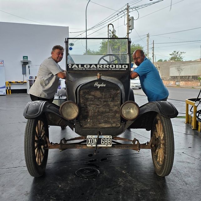 Los amigos aventureros se fijaron el objetivo de recorrer 7.000 kilómetros en un auto de 1924 que no fue restaurado. El recorrido es similar al realizado en ese año.