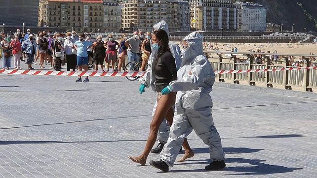 Detienen a una surfista que tenía coronavirus y estaba en el mar