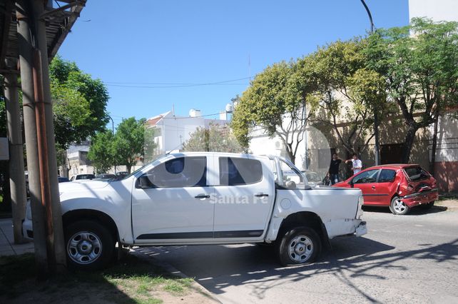 Camión chocó a una camioneta que embistió a cuatro autos estacionados