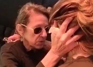 El gesto de la esposa del Indio Solari que emocionó a los fanáticos durante el velatorio