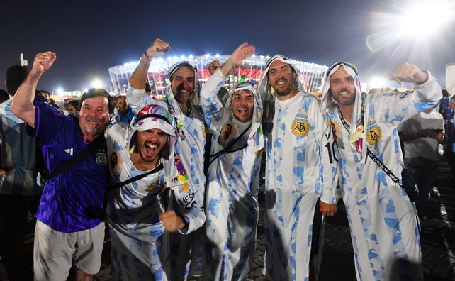 En fotos: las postales con hinchas argentinos alentando en el partido decisivo contra Polonia