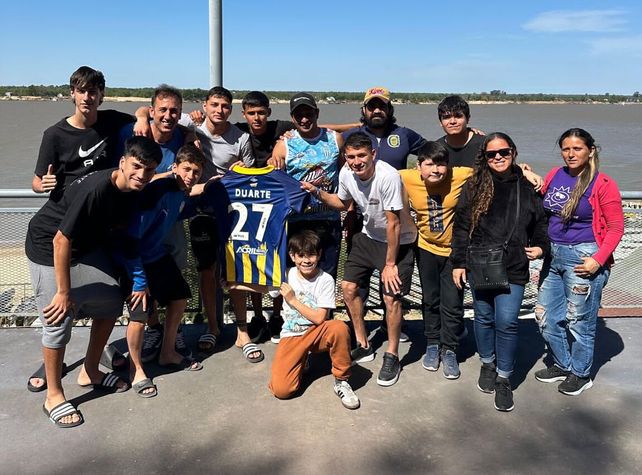 Gaspar Duarte con la camiseta de Central que debutó junto a su familia y allegados.