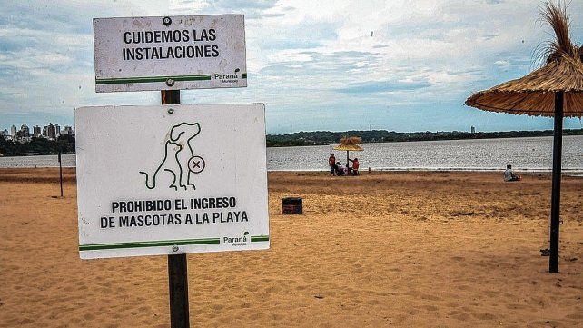 La Municipalidad de Paraná prohibió el ingreso de mascotas al balneario Thompson.