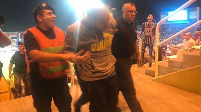 Gritó el gol de Boca en medio de la hinchada de Godoy Cruz y la pasó mal