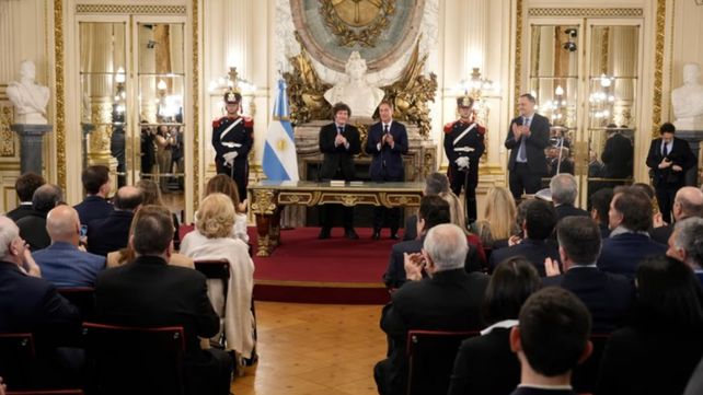 Diego Santilli: Fue juramentado como nuevo Jefe de Gabinete por el Presidente Javier Milei en Casa Rosada.