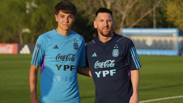 Valentino Acuña tuvo la chance de fotografiarse con su ídolo Lionel Messi en Ezeiza.