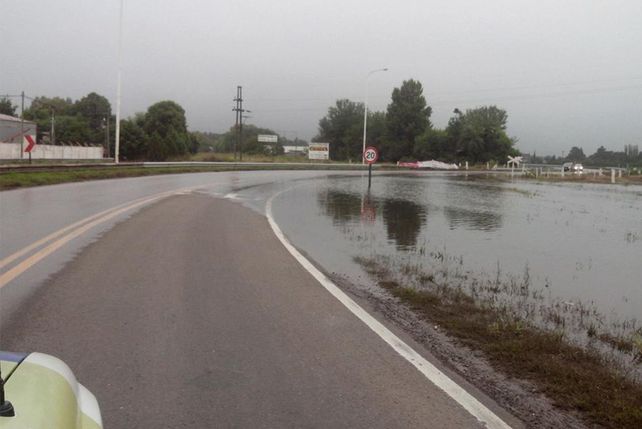 Cruce  RN 33 y RP 93 -Firmat-.  Acumulación agua sobre la calzada.