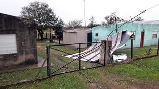 Fuertes lluvias y tormenta afectaron varias viviendas en Villa Dominguez