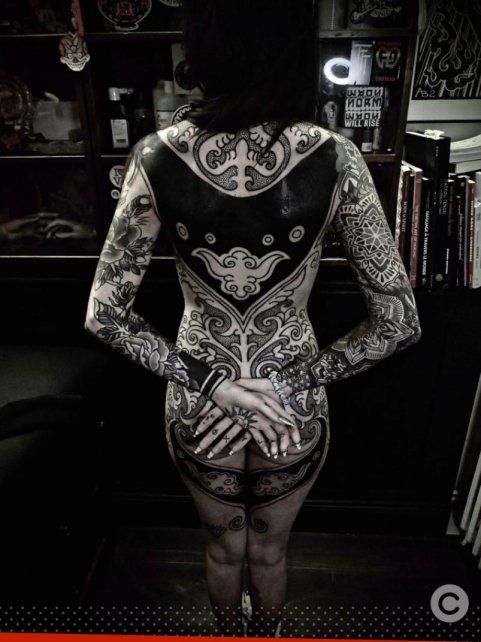 La cantante una vez concluido el tatuaje integral en su espalda lo exhibió en sus redes.