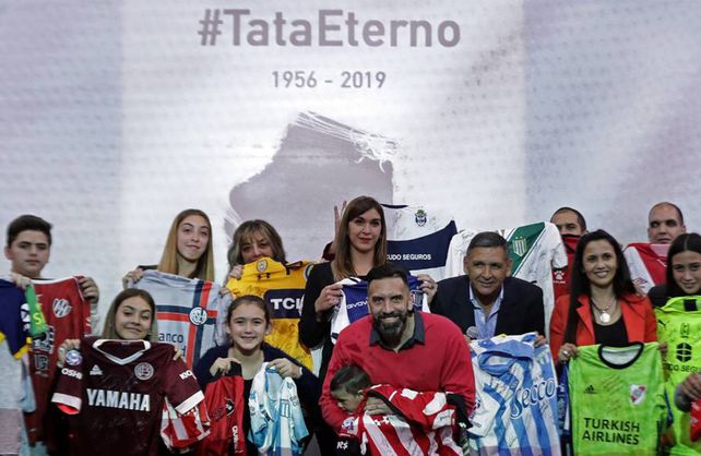 La familia del Tata Brown recibió un homenaje de la Superliga