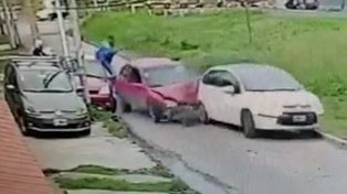 Video: frenó un asalto a su suegro chocando a los ladrones y luego peleando con ellos