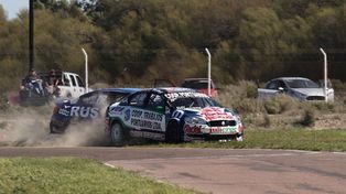 Turismo Nacional: Werner y Larrauri se tocaron sobre el final y Pernía ganó la carrera