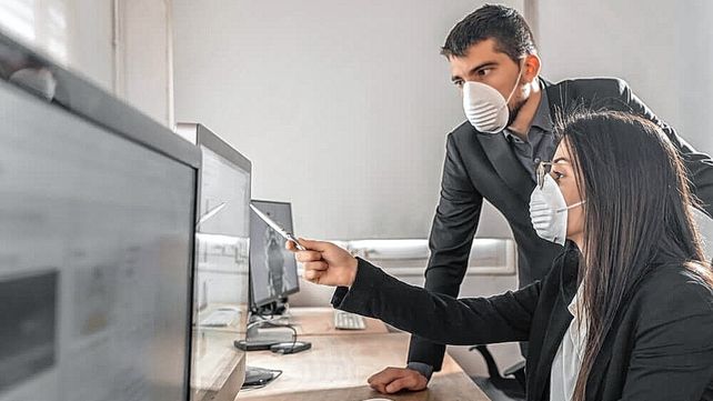 Cuándo pueden regresar al trabajo los contagiados o contactos estrechos