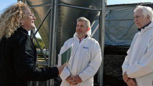 Frigerio destacó una inversión en energía solar para fortalecer la producción avícola en La Paz