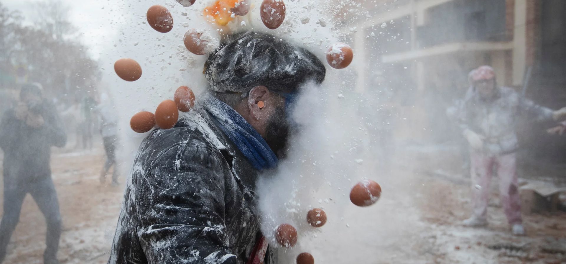 Un participante en Els Enfarinats, una batalla de harina tradicional en la localidad española de Ibi. Fotografía: Jaime Reina/AFP/Getty Images Un participante en Els Enfarinats, una batalla de harina tradicional en la localidad española de Ibi. Fotografía: Jaime Reina/AFP/Getty Images