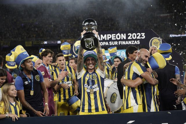 El objeto del deseo. Damián Martínez y la copa tan esperada. La disfrutó con la familia que lo acompañó y ahora tratará de hacer lo posible para poder jugar ante River.