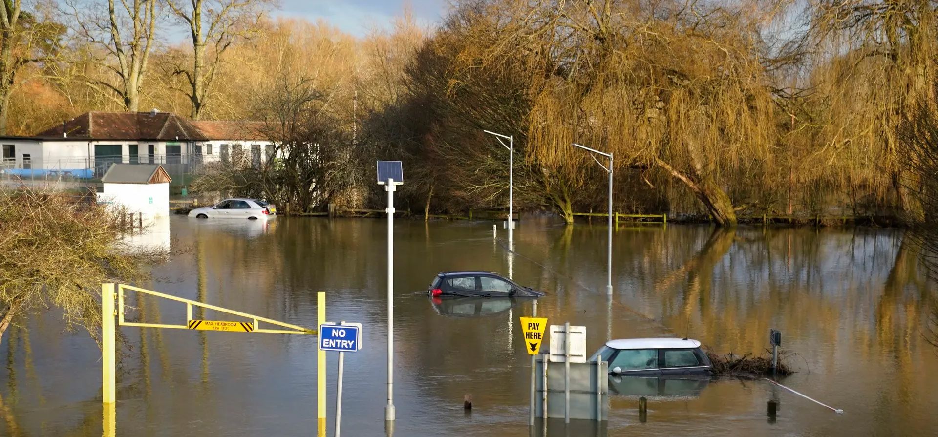 Coches parcialmente sumergidos quedan abandonados en un aparcamiento inundado en Oxfordshire, Wallingford, Inglaterra. Fotografía: Andrew Matthews/PA Coches parcialmente sumergidos quedan abandonados en un aparcamiento inundado en Oxfordshire, Wallingford, Inglaterra. Fotografía: Andrew Matthews/PA