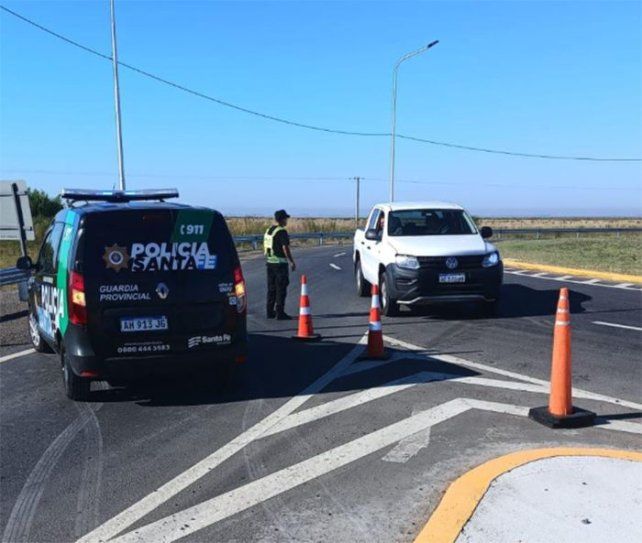 Uno de los desvíos de tránsito que realiza la Guardia Provincial tras el choque frontal ocurrido esta mañana entre Alcorta y Carreras