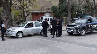 La policía hace operativos para controlar los remises truchos por cuestiones de seguridad y reglamentación. Pero en algunos barrios son el medio de transporte elegido por los vecinos.