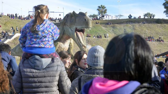 Una multitud eligió el feriado para visitar a los dinosaurios