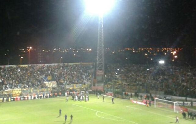 Las tribunas de la Tacita de Plata se pintaron de azul y amarillo. Un estallido de alegría se desató cuando terminó el partido  y Central confirmó el ascenso.