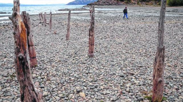Raro. Los pilotes del muelle de la playa Bahía Serena quedaron al descubierto.